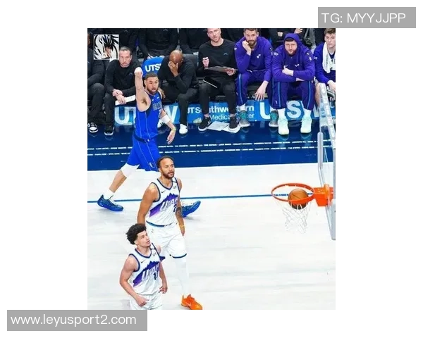 克莱首节火力全开三分球命中率惊人独行侠狂轰42分展现强大攻击力 克莱首节火力全开三分球命中率惊人独行侠狂轰42分展现强大攻击力