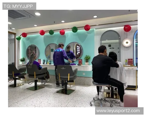 理发师宣岳鑫加盟上海海港前特意剪发展现新形象 理发师宣岳鑫加盟上海海港前特意剪发展现新形象